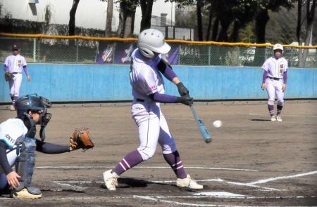 　啓明学園に指名打者（ＤＨ）で先発し、１回に二塁打を放つ堀越の荒関主将＝東京都八王子市内