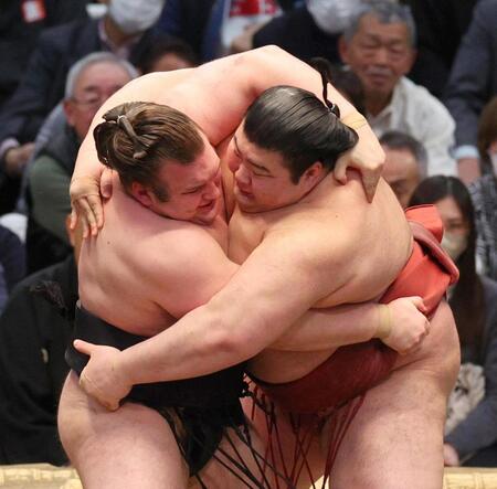 安青錦（左）と組み合う熱海富士