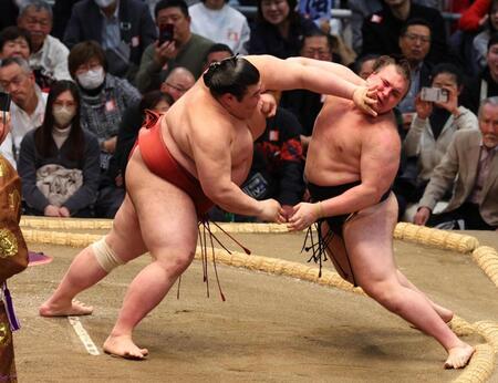 安青錦（右）を攻める熱海富士