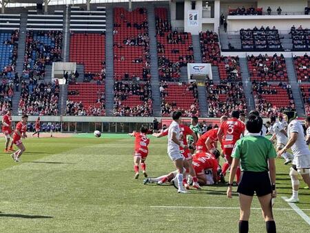 前半、自陣から攻撃を仕掛ける神戸