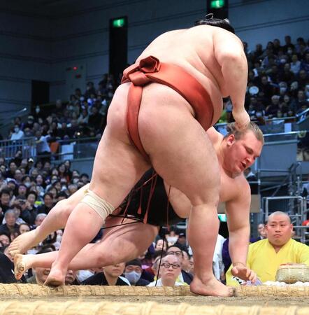 安青錦（奥）が上手投げで熱海富士に敗れる