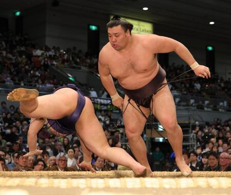 引き落としで平戸海（左）を下した霧島（撮影・坂部計介）