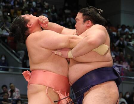 宇良（左）を激しく攻める宇良（撮影・坂部計介）