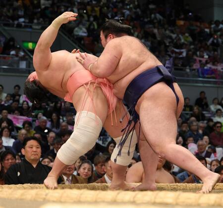 豪ノ山（右）の強烈な一撃にのけぞって土俵下に転落する宇良（撮影・坂部計介）