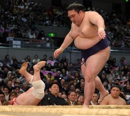 宇良との「寝屋川対決」を制した豪ノ山（撮影・坂部計介）