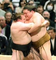 　王鵬（右）の攻めをこらえる安青錦＝エディオンアリーナ大阪（撮影・中田匡峻）