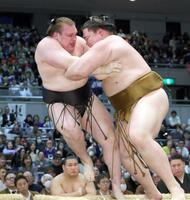 　極め出しで王鵬（右）に敗れた安青錦＝エディオンアリーナ大阪（撮影・坂部計介