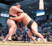 炎鵬が押し出しで日向丸（右）を破る