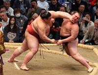 安青錦（右）を攻める熱海富士