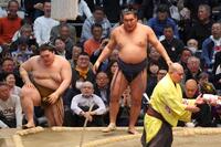 王鵬（左）を寄り倒しで下した豊昇龍