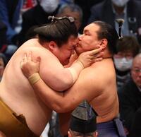 王鵬（左）と組み合う豊昇龍