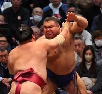 大栄翔（左）を攻める高安