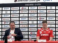 10連勝で首位に浮上し、会見する神戸のレニーＨＣ（左）とレタリック