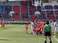 前半、自陣から攻撃を仕掛ける神戸