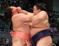 宇良（左）を激しく攻める宇良（撮影・坂部計介）