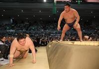 寄り倒しで王鵬（左）を下し、１敗を守った豊昇龍（撮影・坂部計介）