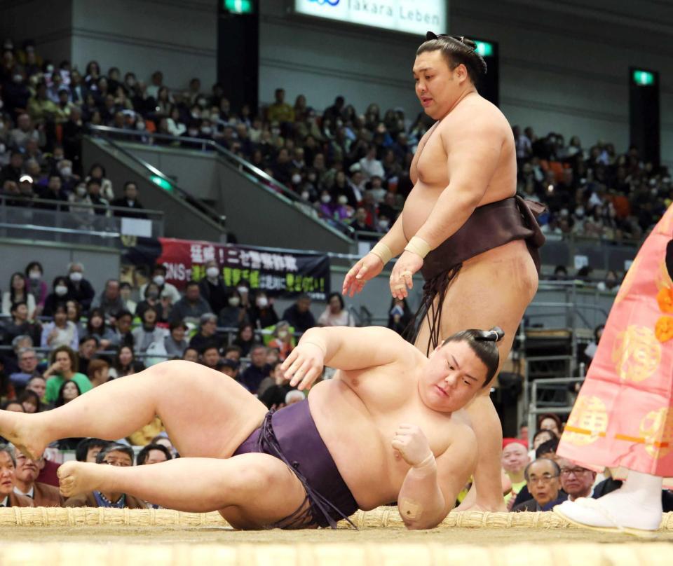 　義ノ富士（手前）を上手投げで破った霧島