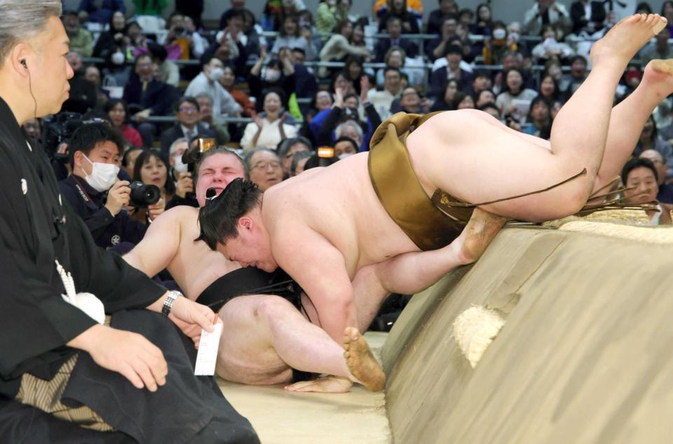 王鵬にきめ出しで敗れた安青錦＝エディオンアリーナ大阪（撮影・坂部計介）　