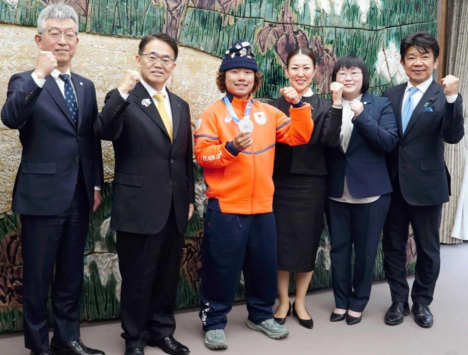 　愛知県の大村秀章知事（左）を表敬訪問した長谷川帝勝（中央）