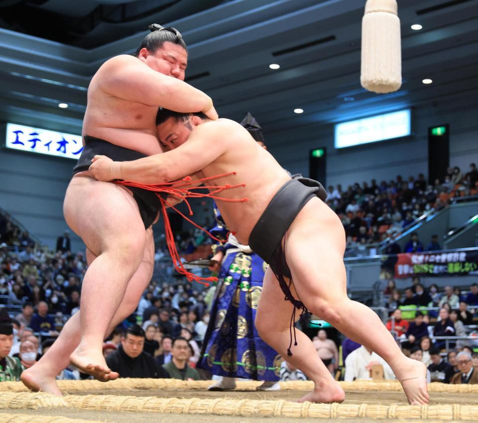 炎鵬が押し出しで日向丸（右）を破る