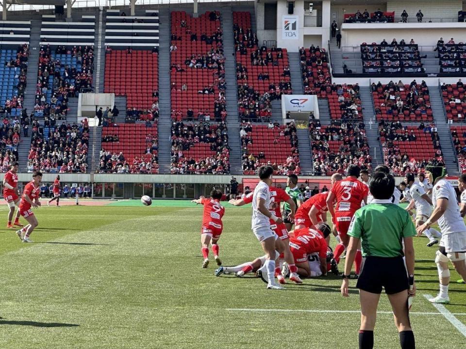 前半、自陣から攻撃を仕掛ける神戸