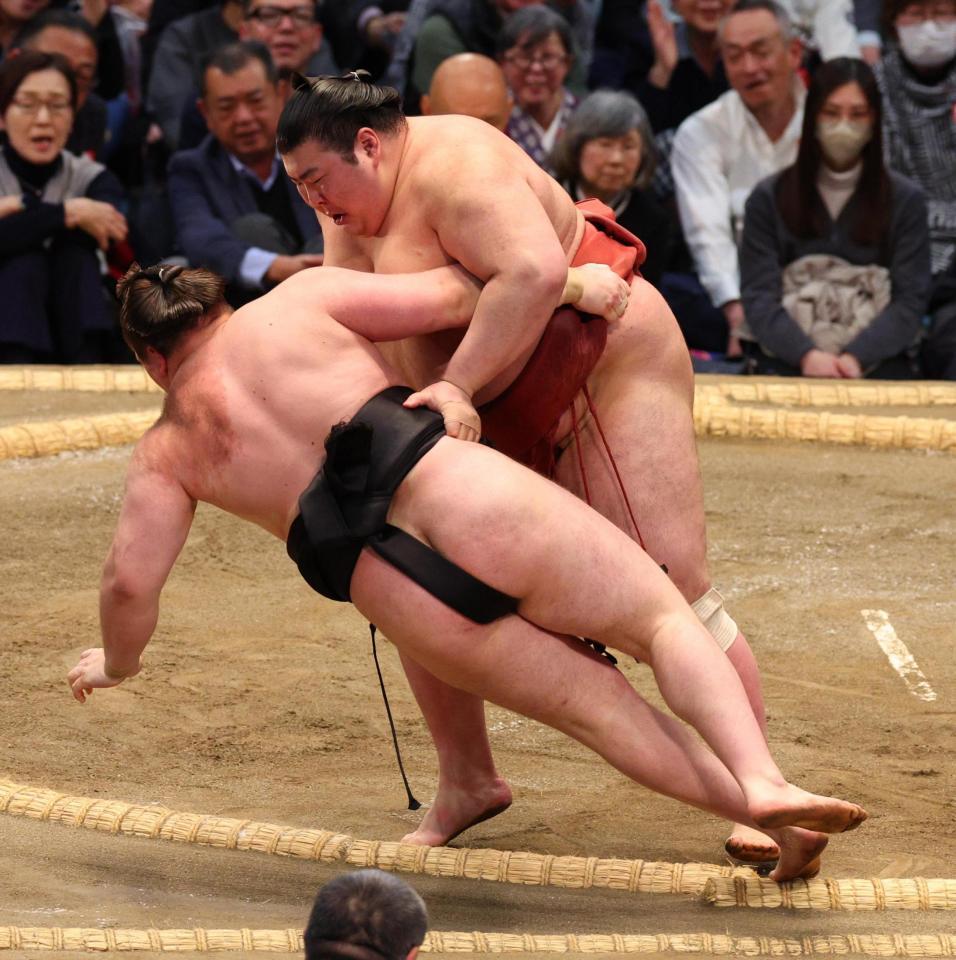 熱海富士（右）が上手投げで安青錦を破る