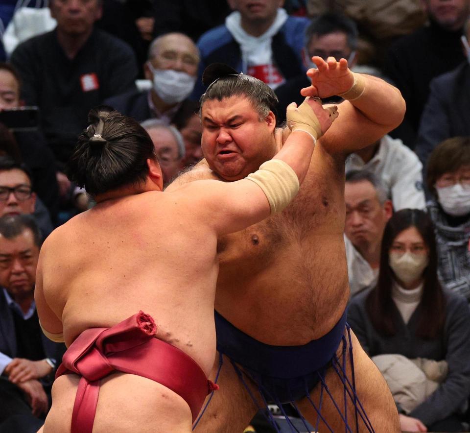 大栄翔（左）を攻める高安