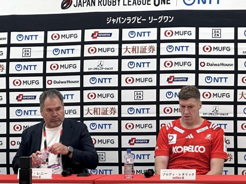 10連勝で首位に浮上し、会見する神戸のレニーＨＣ（左）とレタリック
