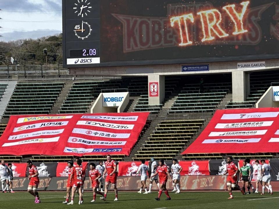 前半、先制トライを挙げて引きあげる神戸のメンバー