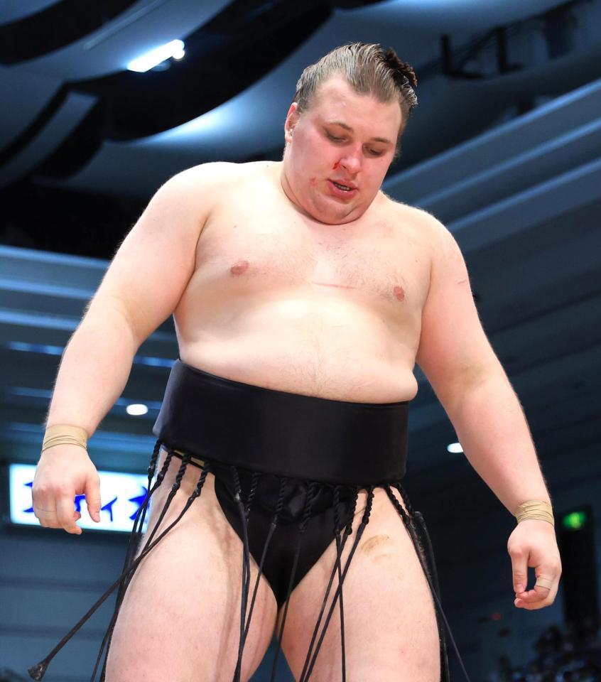 熱海富士に敗れ厳しい表情の安青錦