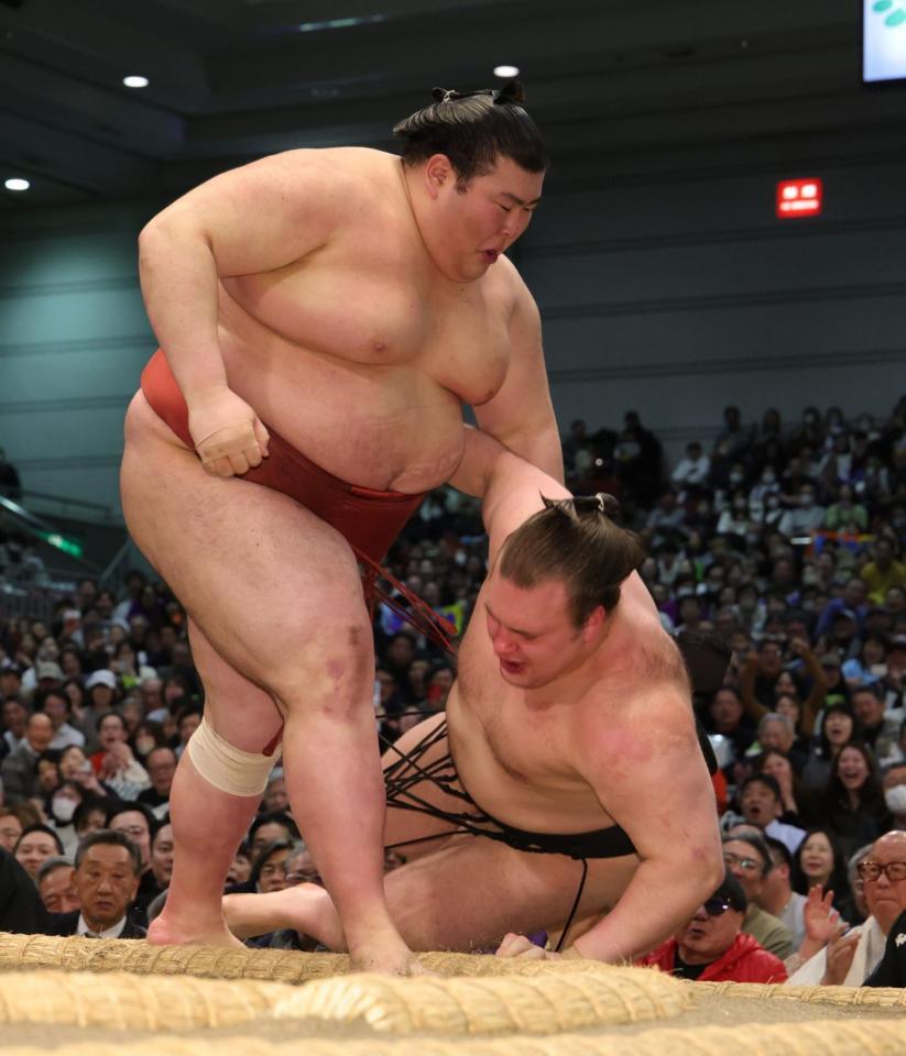 上手投げで安青錦（右）を破った熱海富士（撮影・坂部計介）