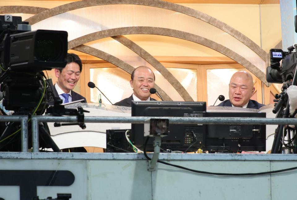 大相撲のゲスト解説を務めた阪神・岡田彰布オーナー付顧問（中央）＝撮影・坂部計介