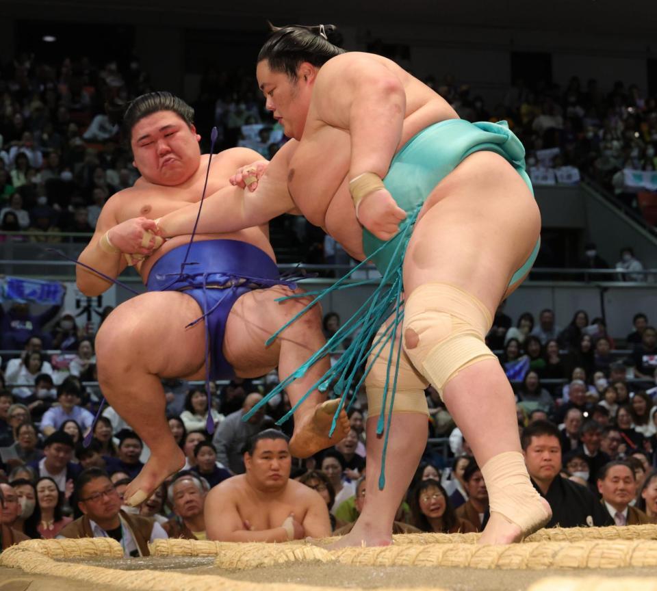 押し倒しで藤ノ川（左）を下した琴桜（撮影・坂部計介）