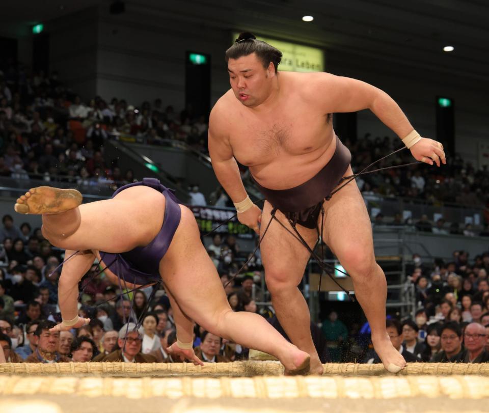引き落としで平戸海（左）を下した霧島（撮影・坂部計介）