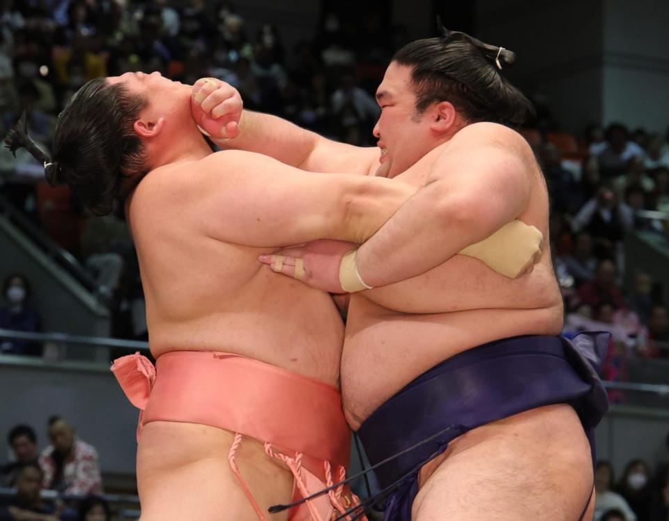 宇良（左）を激しく攻める宇良（撮影・坂部計介）