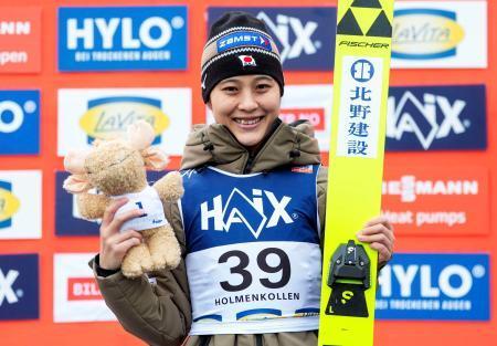 　Ｗ杯ジャンプ女子個人第２９戦で２位に入り、表彰台で喜ぶ丸山希＝オスロ（ＮＴＢ提供・ロイター＝共同）