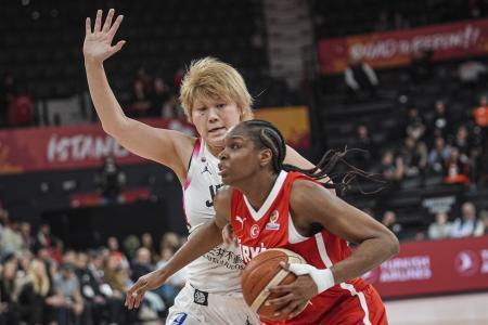 　トルコ戦でプレーする高田真希（奥）＝１４日（アナトリア通信提供・ゲッティ＝共同）