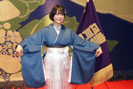 　日体大の卒業式に出席後、ポーズをとるレスリング女子の藤波朱理＝１５日、東京都世田谷区