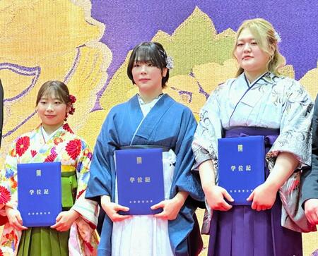 日体大カラーのはかまを着用した藤波朱理（中央）