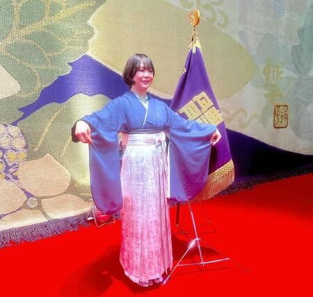 日体大カラーのはかまを着用し、笑顔を見せる藤波朱理