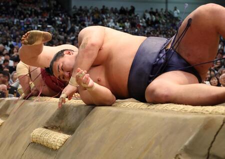 大栄翔（奥）にはたき込みで敗れた豊昇龍（撮影・中田匡峻）