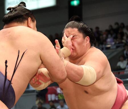 豊昇龍（左）の張り差しが大栄翔の顔面に入る（撮影・中田匡峻）