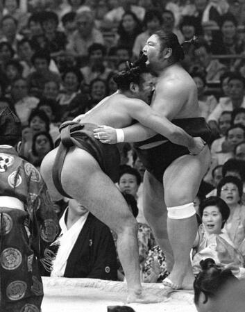 琴風を破り１５戦全勝で２度目の優勝に花を添えた若嶋津＝８４年７月