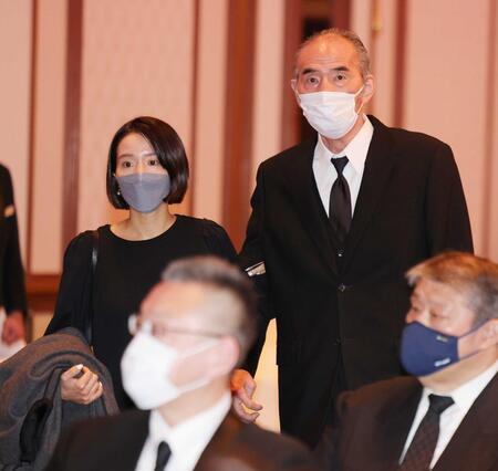 先代高砂親方（元大関朝潮）の長岡末弘さんのお別れの会に参列した元大関若嶋津の日高六男氏（右）。左は長女アイリ＝２０２４年２月