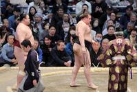 隆の勝（左）に敗れた安青錦