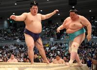 琴桜（右）を寄り切りで破る平戸海（撮影・中田匡峻）