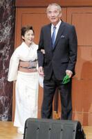 女将の高田みづえ夫人（右）とあいさつする元大関若嶋津の日高六男さん＝２０１９年６月