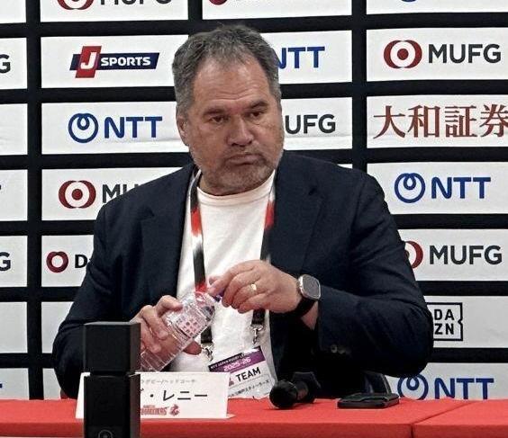 １０連勝で首位に浮上し、会見する神戸のレニーＨＣ