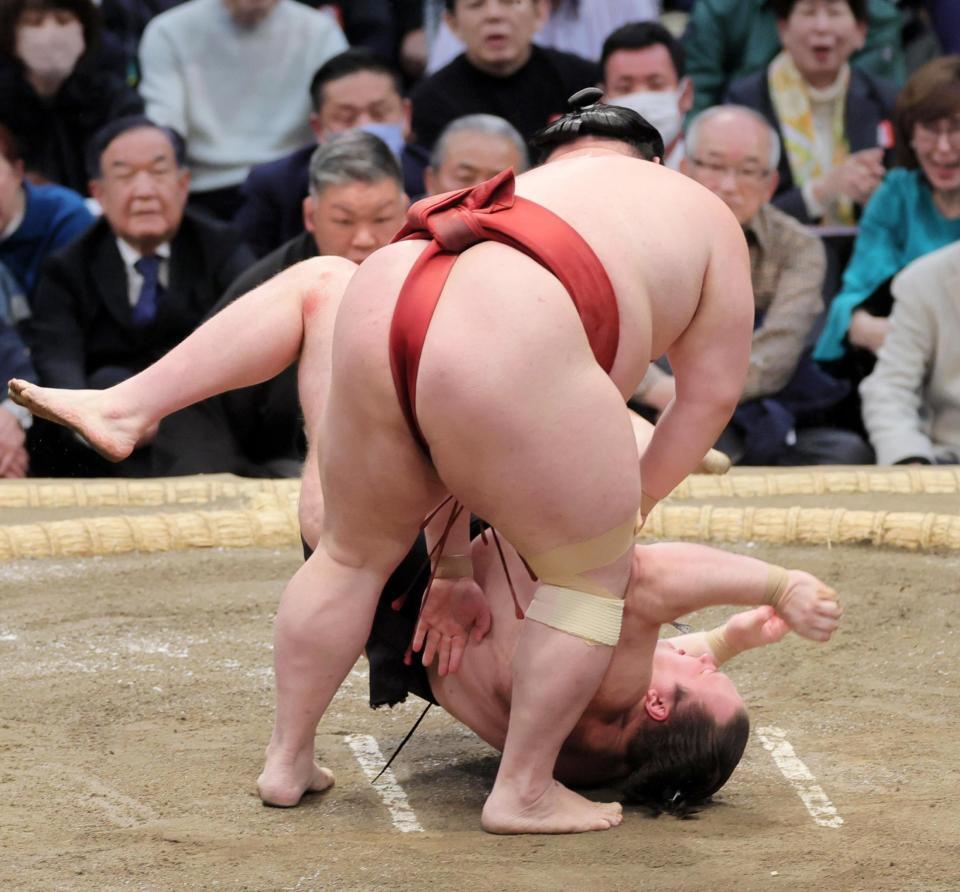 安青錦（手前）がはたき込みで隆の勝に敗れる