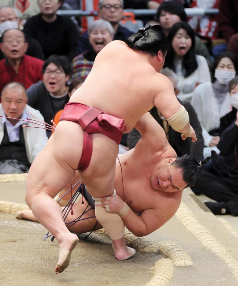 豊昇龍（奥）がはたき込みで大栄翔に敗れる